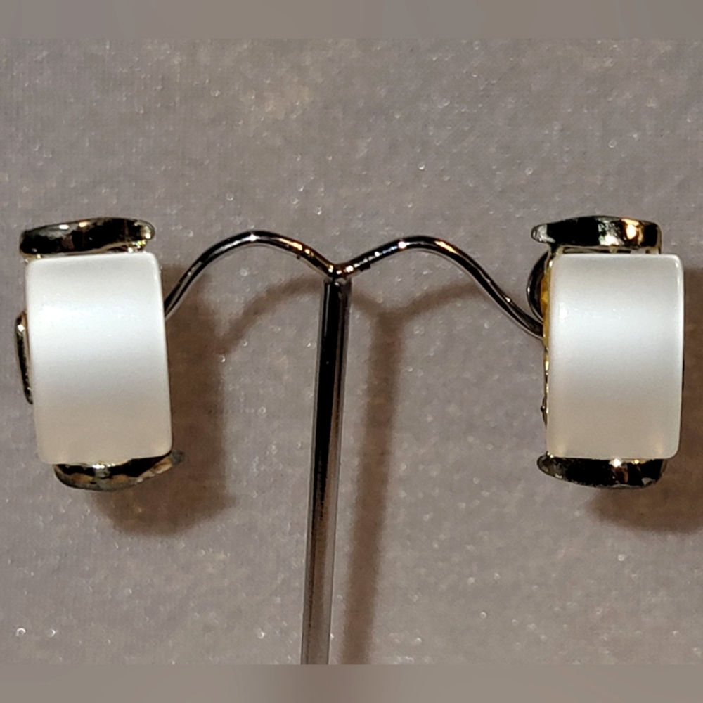 Vintage White Thermoset Silvertone Clip-on Earrings